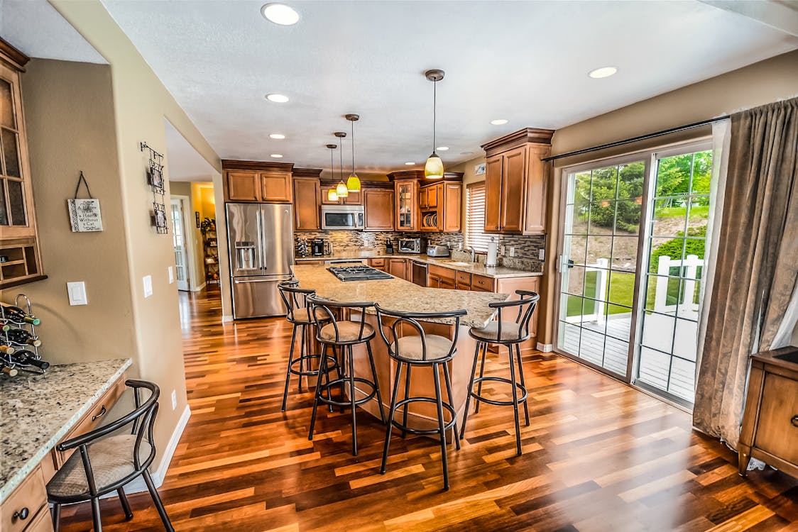 A welcoming, sunny street view of a beautiful residential neighborhood in Chattanooga, Tennessee, setting the local context for home sellers.